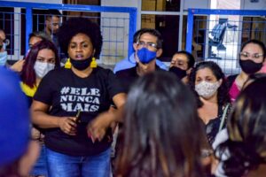 Fundação de Barueri exige kit escolar de R$ 2.500 e causa protesto na cidade